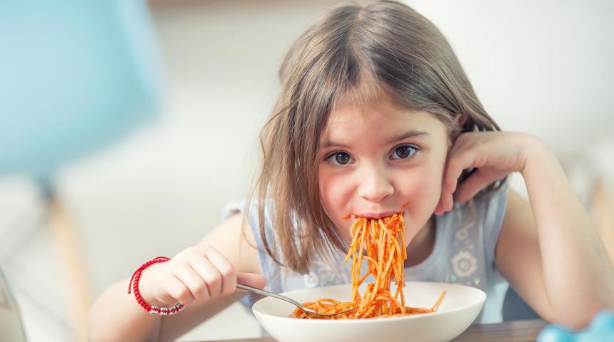 Bilmeden onları zehirliyoruz! Çocuklara yararlı diye verdiğimiz aslında zararlı olan yiyecekler