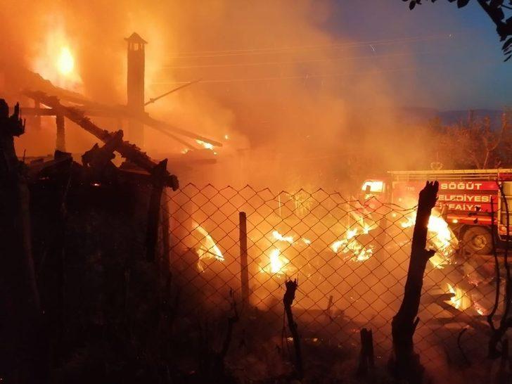 Yangında ahşap ev kullanılamaz hale geldi G1