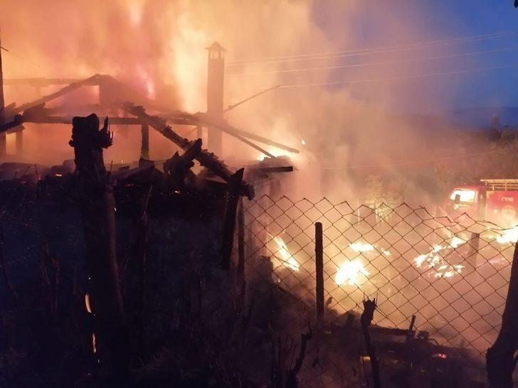 Yangında ahşap ev kullanılamaz hale geldi G2