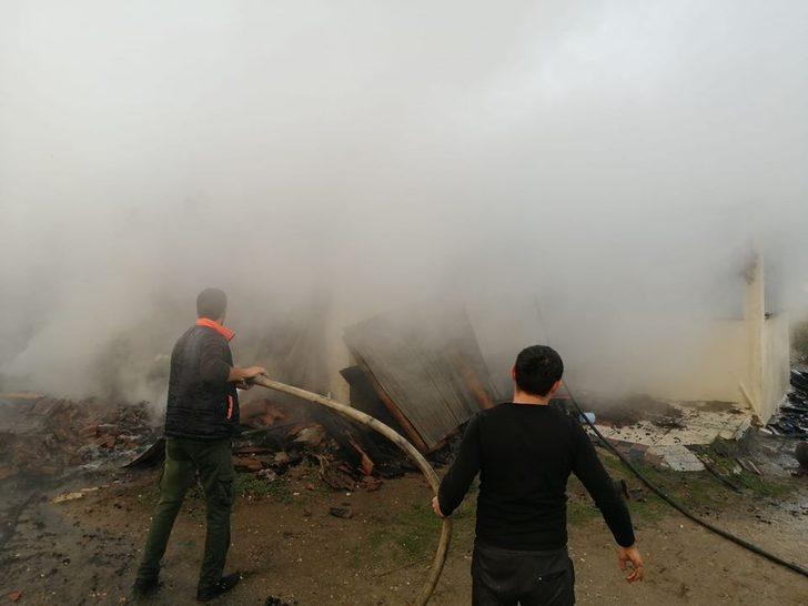 Yangında ahşap ev kullanılamaz hale geldi G3