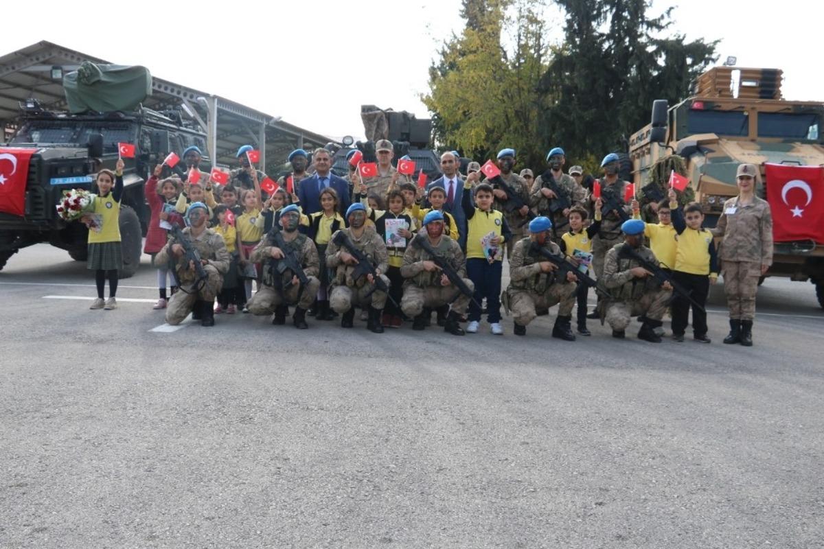 &Ccedil;ocuklardan Jandarmaya anlamlı ziyaret