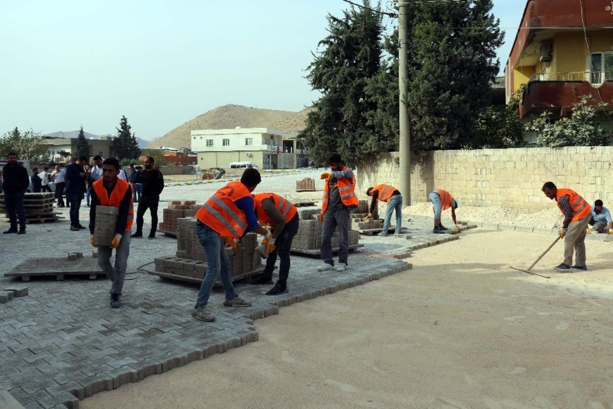 Vali Yaman, yapımı devam eden yol ve taziyeevi &ccedil;alışmalarını denetledi
