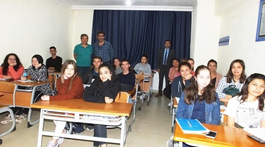 Burhaniye&rsquo;de &uuml;cretsiz &uuml;niversiteye hazırlık kurslarına yoğun ilgi