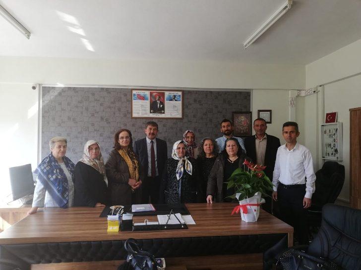 41 Yıl Sonra Kız Meslek Lisesi’nde Duygulandıran Buluşma G2