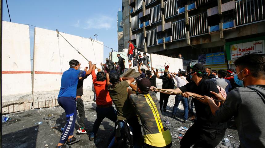 Iraklı g&ouml;stericiler &uuml;lkenin en &ouml;nemli limanına giden yolları kapattı