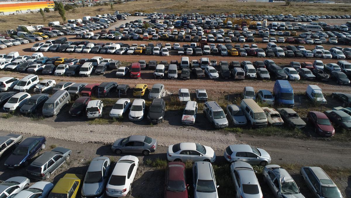 Yediemin otoparkındaki y&uuml;zlerce ara&ccedil;lar &ccedil;&uuml;r&uuml;meye terk edildi
