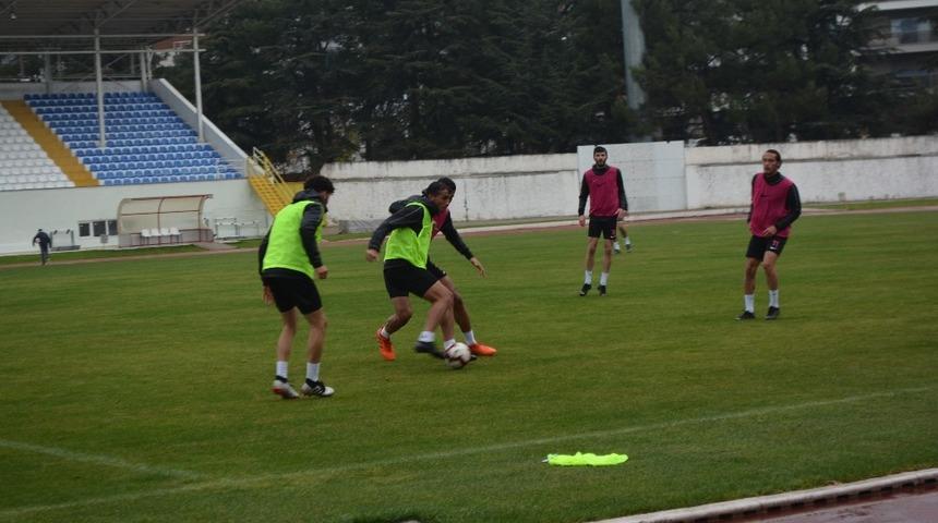 Isparta 32 Spor&rsquo;da sağanak yağış altında Kepez ma&ccedil;ı provası