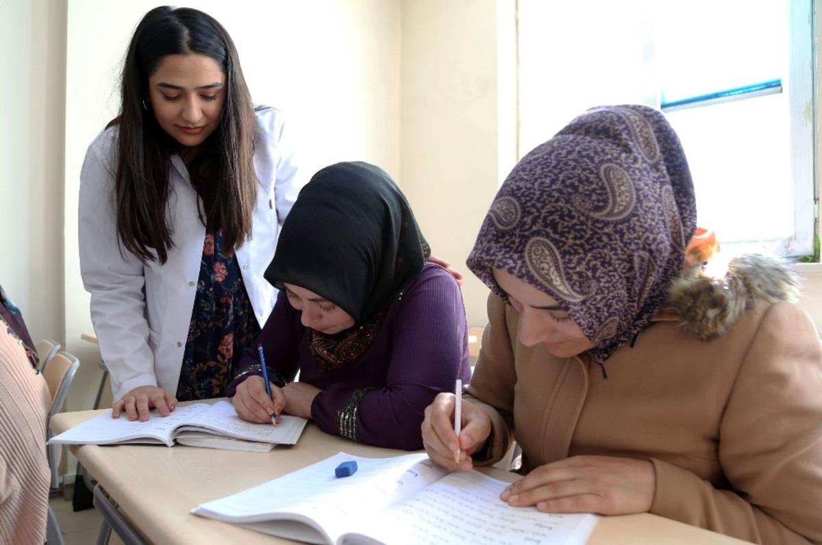 Van B&uuml;y&uuml;kşehir Belediyesi sayesinde okuma yazma &ouml;ğreniyorlar