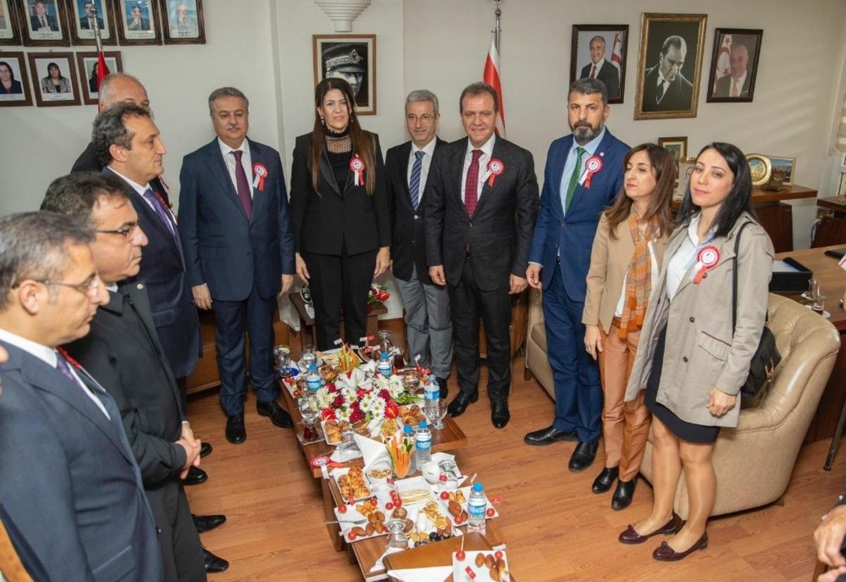 Vali Su ve Başkan Se&ccedil;er, KKTC tebrik kabul&uuml;ne katıldı