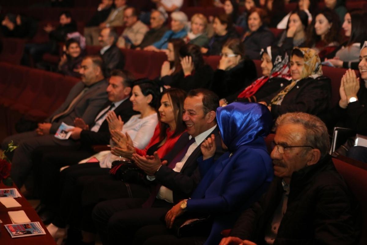 Atat&uuml;rk, sevdiği t&uuml;rk&uuml;lerle anıldı