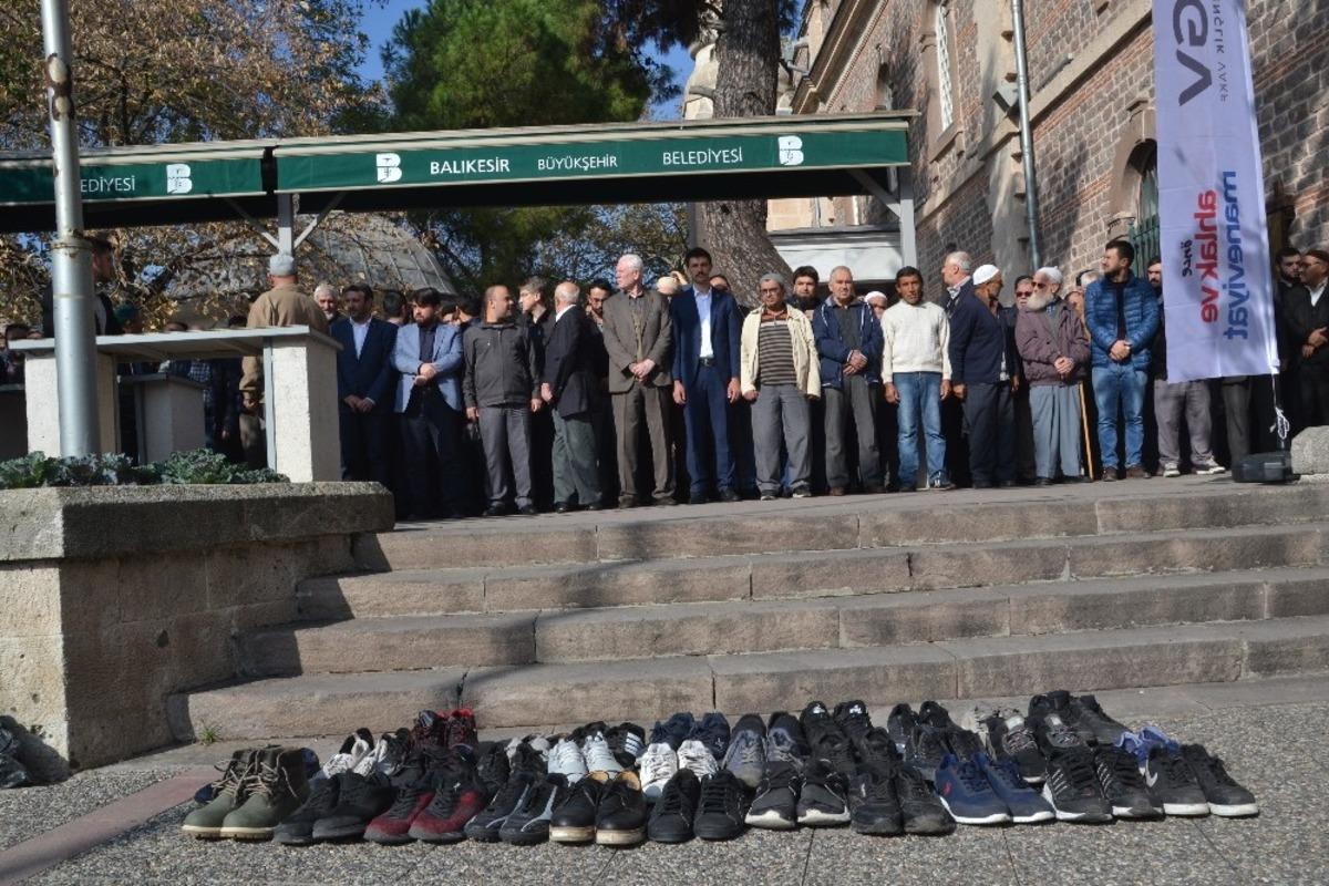 Filistin şehitleri i&ccedil;in gıyabi cenaze namazı kılındı