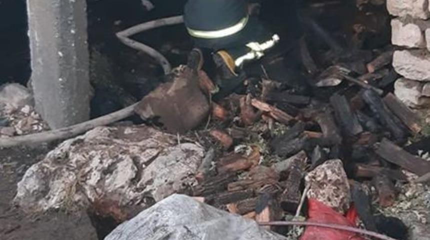 Odunlukta &ccedil;ıkan yangın g&uuml;&ccedil;l&uuml;kle s&ouml;nd&uuml;r&uuml;ld&uuml;