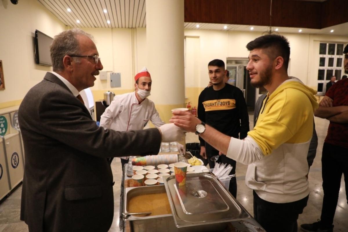 Bartın &Uuml;niversitesi K&uuml;t&uuml;phanesinde &ouml;ğrencilere &ccedil;orba ikramı