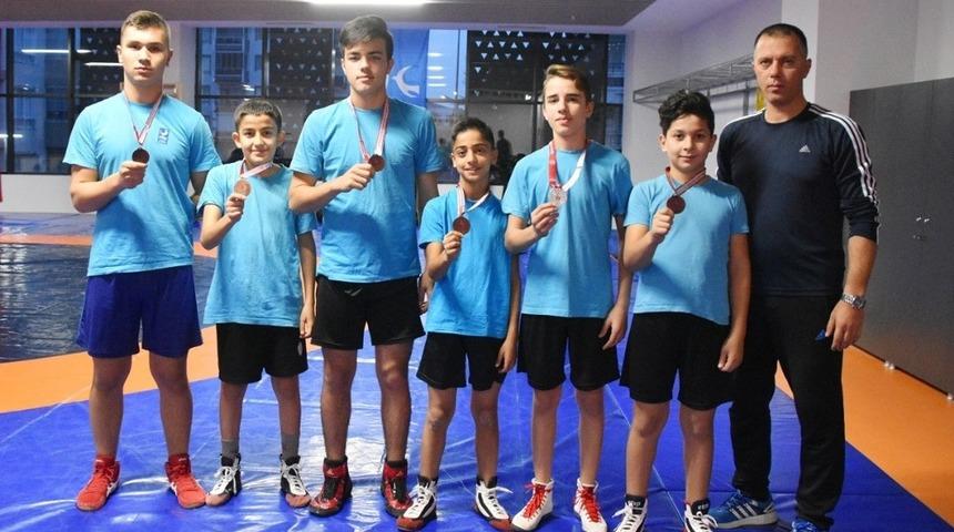 Aliağalı gen&ccedil; g&uuml;reş&ccedil;iler başarıya doymuyor