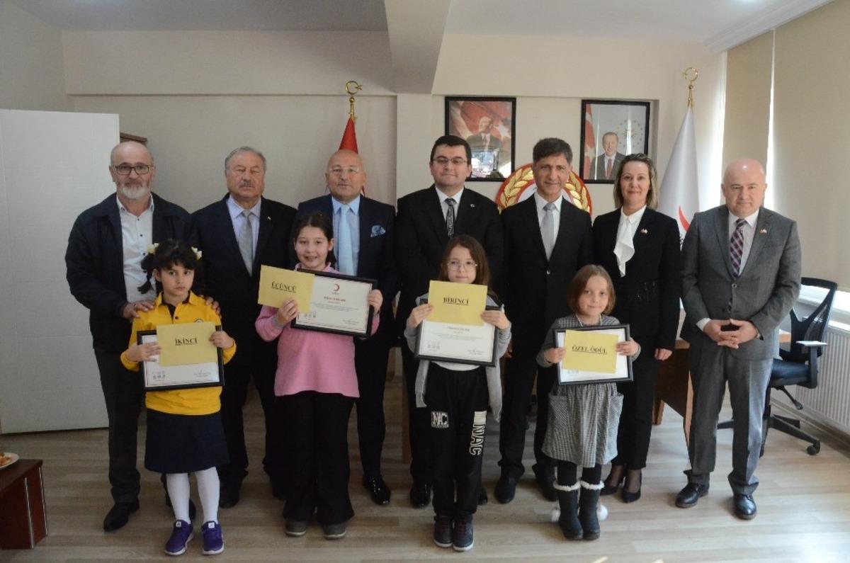 Kızılay&rsquo;ı resimle anlatan miniklere &ouml;d&uuml;l