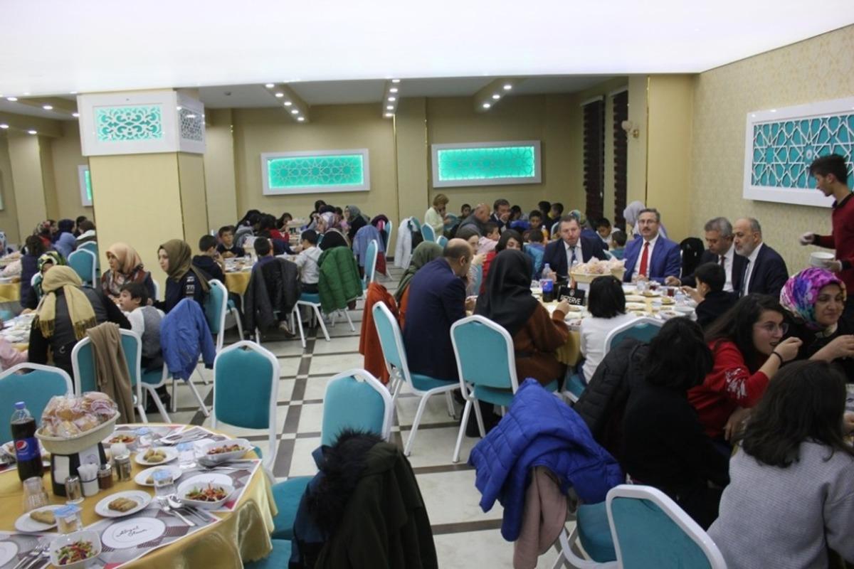 M&uuml;ft&uuml; Bi&ccedil;er, Sevgi evlerinde &ccedil;ocuklarla bir araya geldi