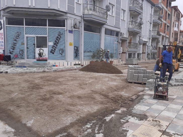 Şuhut Belediyesi’nin parke taşı yenileme çalışmaları sürüyor G2