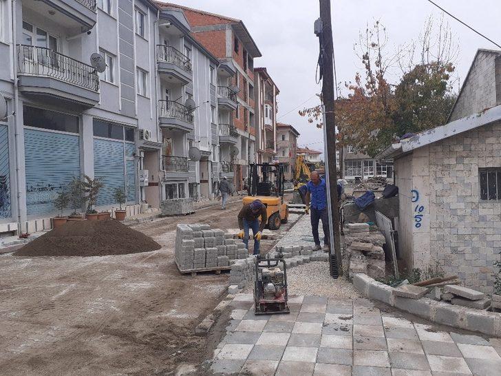 Şuhut Belediyesi’nin parke taşı yenileme çalışmaları sürüyor G3