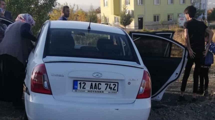Elazığ’da otomobil yoldan çıktı: 2 hafif yaralı
