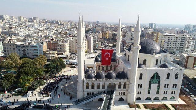 Osmanlı ile Selçuklu mimarisiyle inşa edilen cami ibadete açıldı