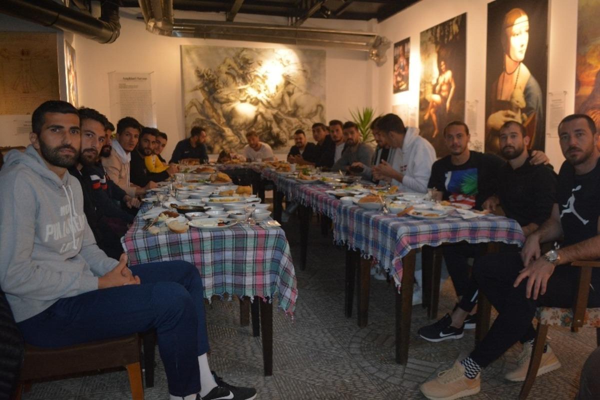Isparta 32 Sporlu futbolculara moral kahvaltısı