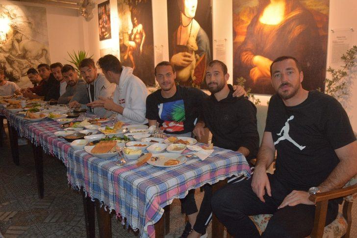 Isparta 32 Sporlu futbolculara moral kahvaltısı G2