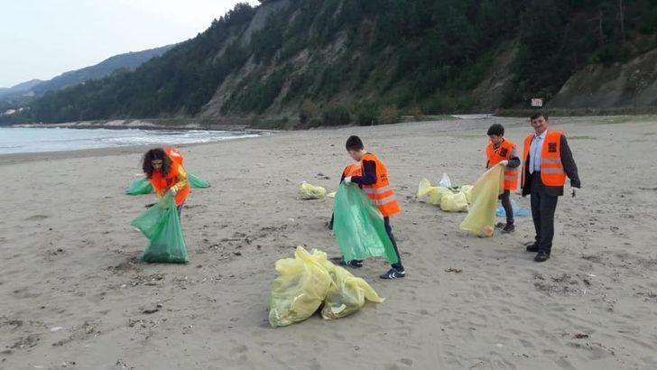Öğrenciler Çatalzeytin ilçe sahilini temizledi G1