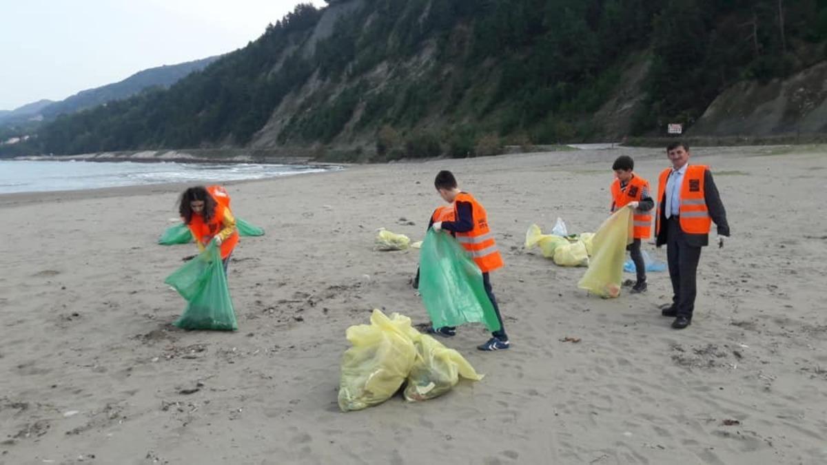 &Ouml;ğrenciler &Ccedil;atalzeytin il&ccedil;e sahilini temizledi