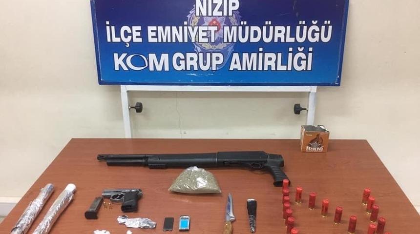 Ş&uuml;pheli 3 şahsın ara&ccedil; ve evlerinden silah ve uyuşturucu &ccedil;ıktı