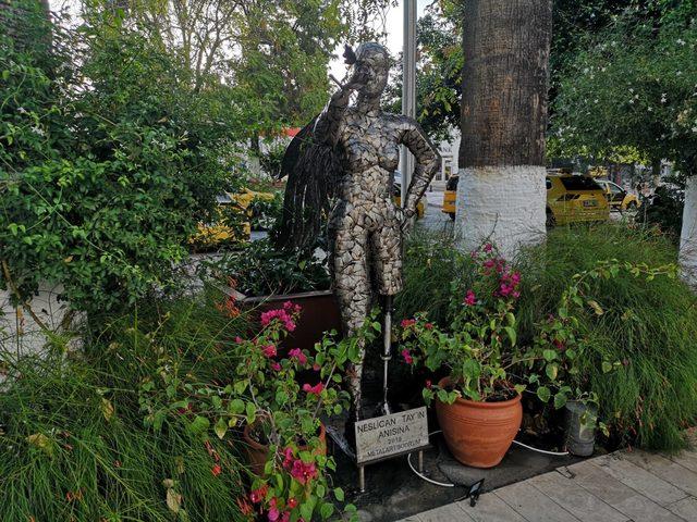 Bodrum'da Neslican Tay heykeli