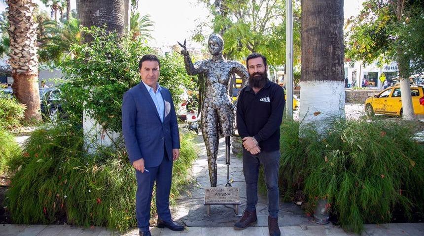 Bodrum'da Neslican Tay heykeli