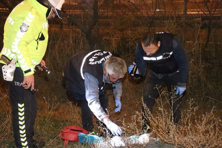 Otoyolda yolun karşısına geçmeye çalışan kadına otomobil çarptı: 1 ölü G1