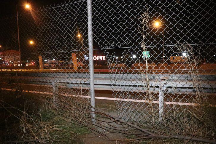 Otoyolda yolun karşısına geçmeye çalışan kadına otomobil çarptı: 1 ölü G3