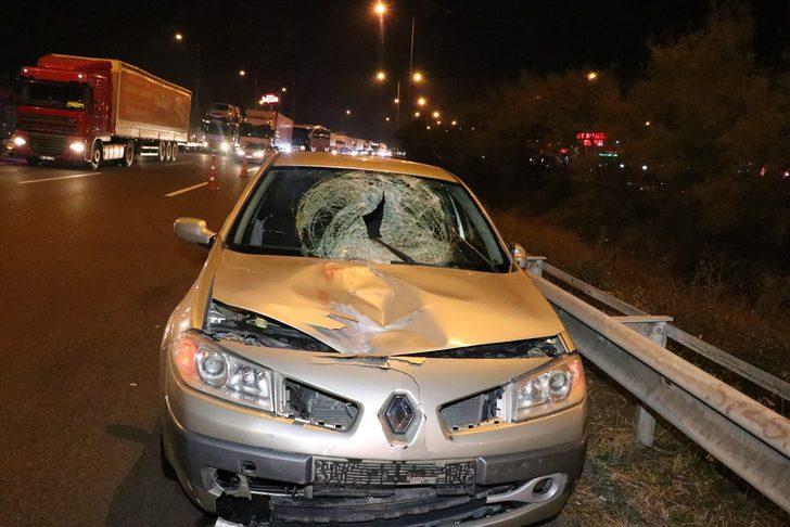 Otoyolda yolun karşısına geçmeye çalışan kadına otomobil çarptı: 1 ölü G4