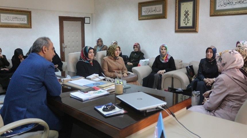 Kur&rsquo;an Kursu &ouml;ğreticilerinden İpekyolu M&uuml;ft&uuml;s&uuml; Emiri&rsquo;ye teşekk&uuml;r ziyareti