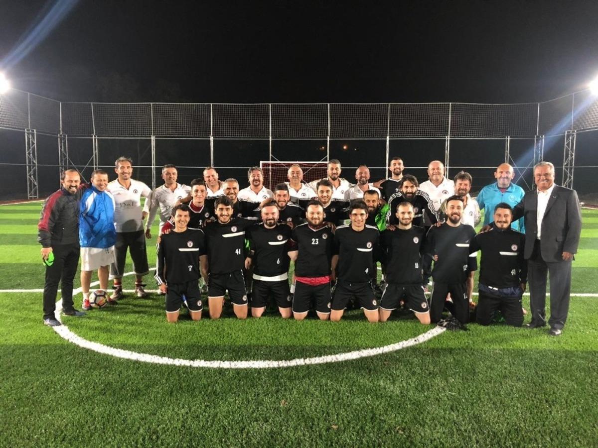 Perşembe&rsquo;ye yapılan halı saha tesisi a&ccedil;ıldı