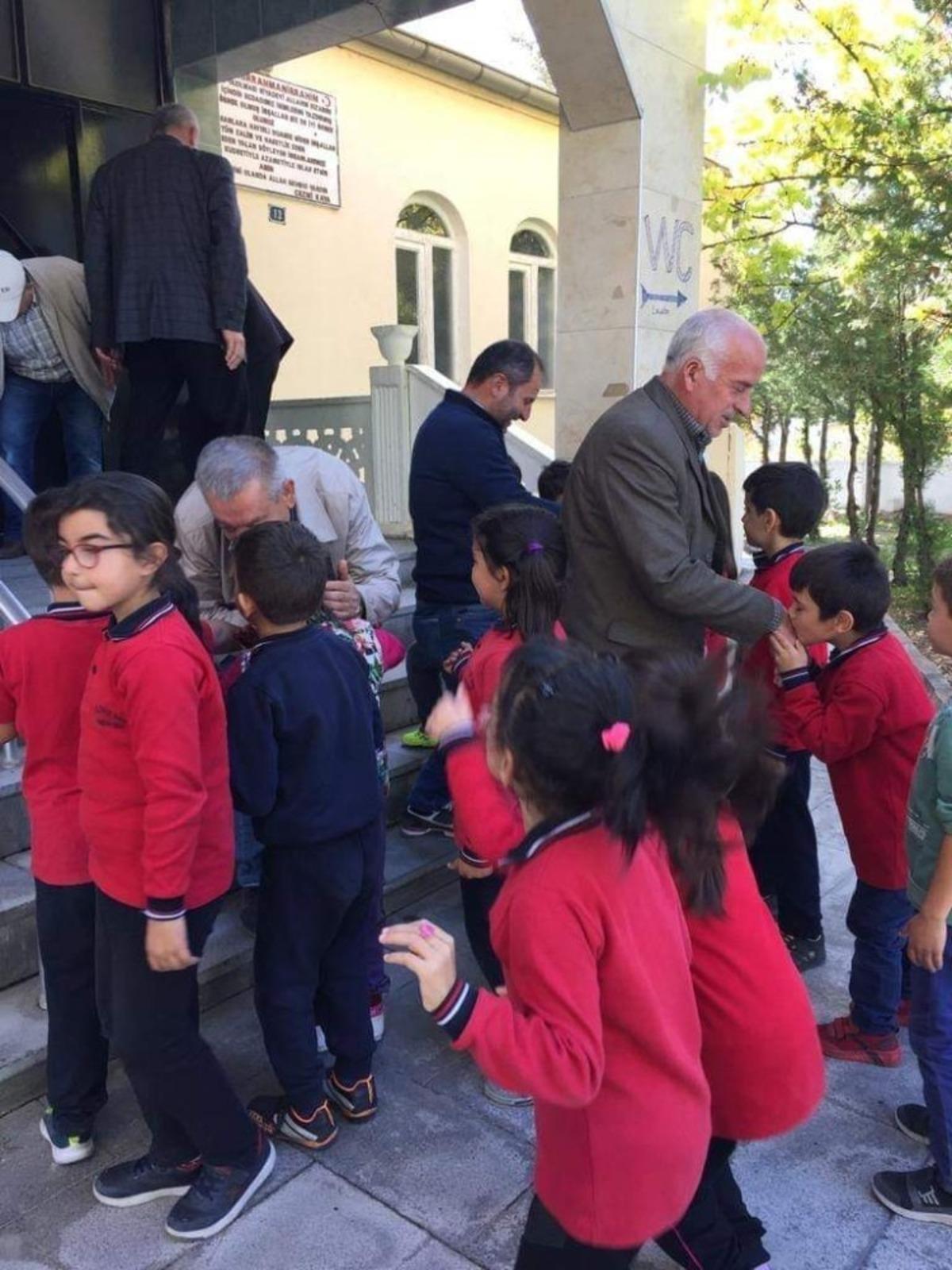 &Ouml;ğrencilerden El &Ouml;pme Etkinliği