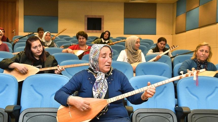 Gizlice eline aldığı bağlaması ile artık t&uuml;rk&uuml;lere hayat veriyor