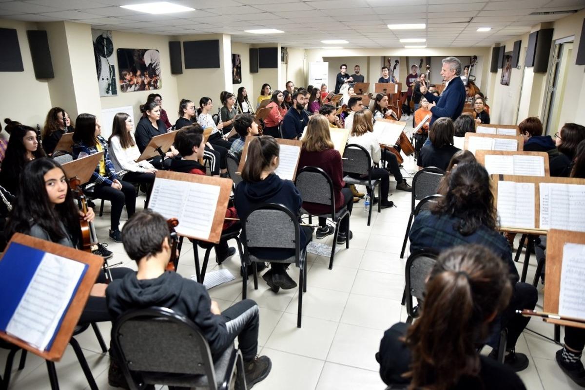 &Uuml;nl&uuml; orkestra şefi tecr&uuml;besini &ccedil;ocuklarla paylaştı