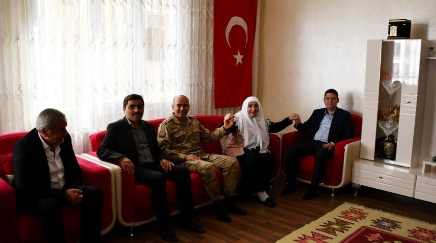 Artuklu Kaymakamı Hacı Hasan G&ouml;kpınar, gazi ve şehit ailelerini ziyaret etti