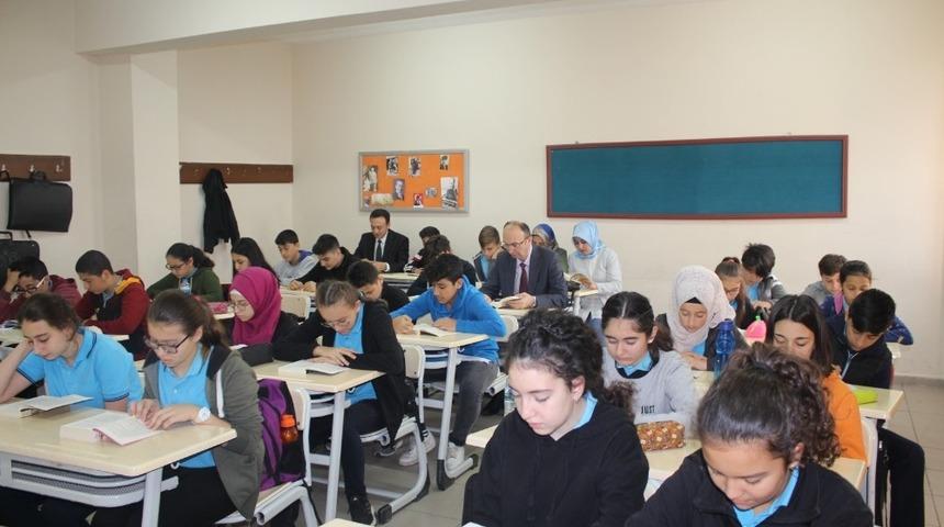 Kaymakam Yazar &ouml;ğrencilerle kitap okudu