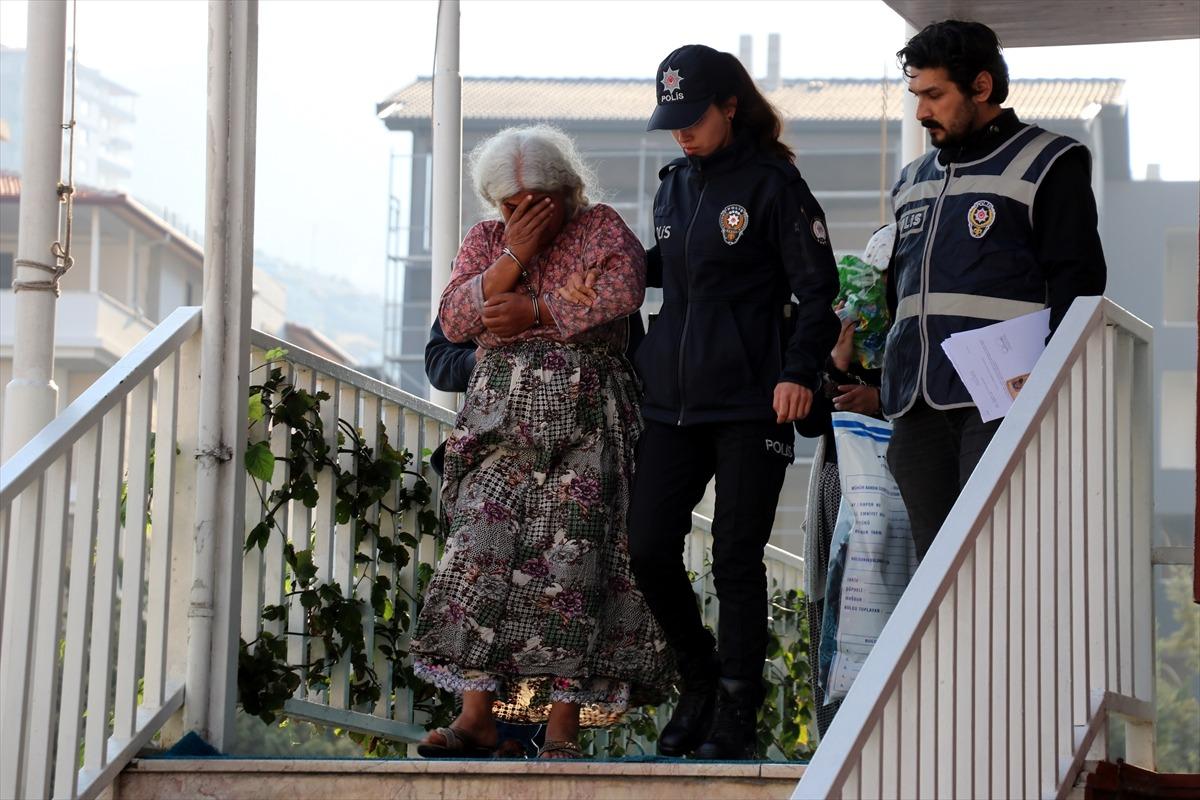 Hatay'da, 5 kadının kuyumcudan hırsızlığı g&uuml;venlik kamerasında