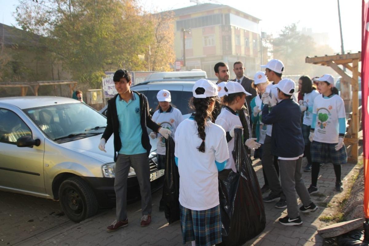 Vartolu &ouml;ğrencilerden &ccedil;evre temizliği