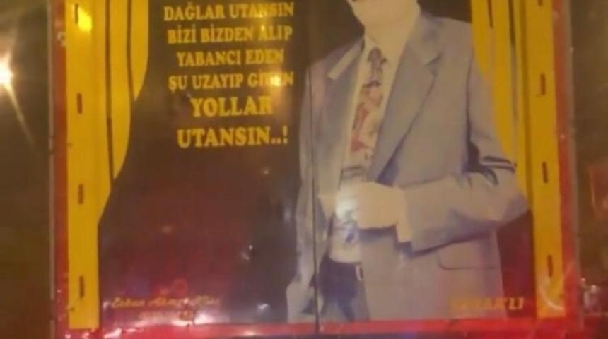 &Ccedil;ekicinin arkasındaki M&uuml;sl&uuml;m G&uuml;rses portresi ilgi odağı oldu