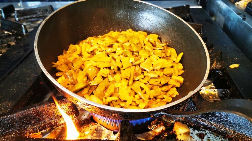 Baba mesleği turşu yapıp satıyor, siparişlere yetiştiremiyor