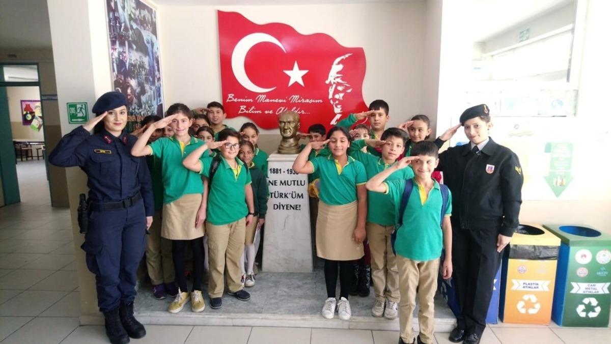 Jandarma&rsquo;dan okullara &lsquo;&Ccedil;ocuk Hakları&rsquo; g&uuml;n&uuml; ziyareti