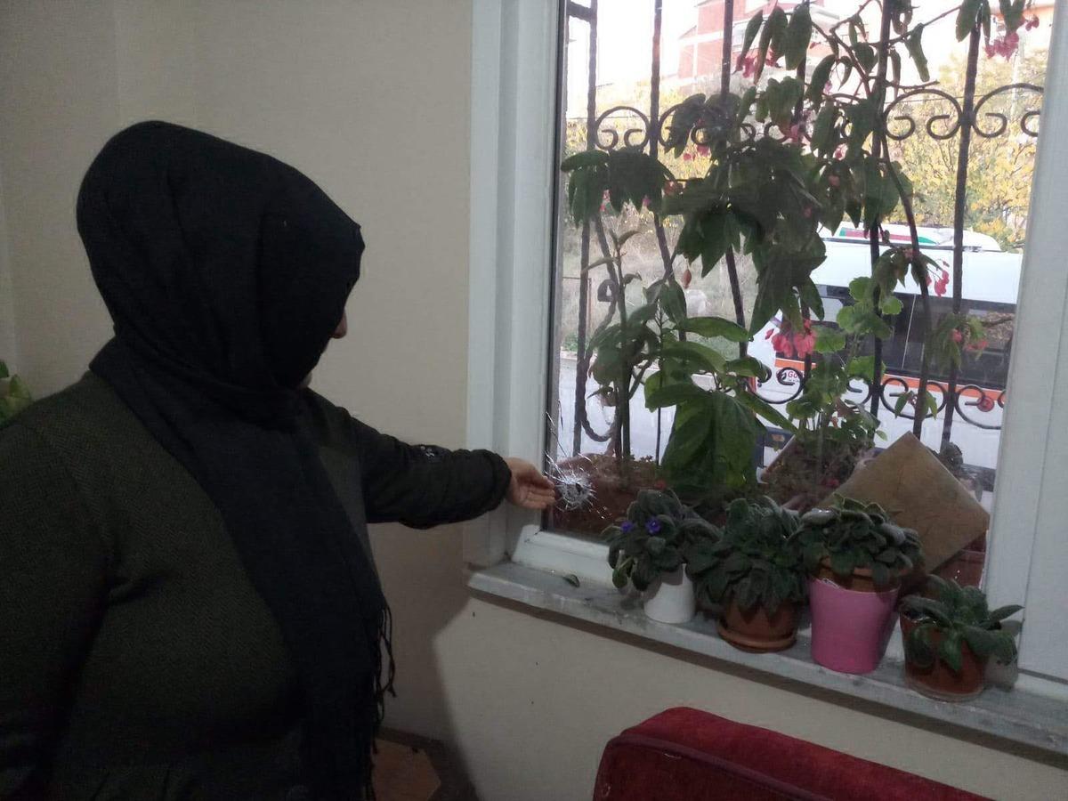 Evlerine &uuml;&ccedil; kez silahlı saldırı d&uuml;zenlendi! &Ouml;l&uuml;m korkusuyla yaşıyorlar