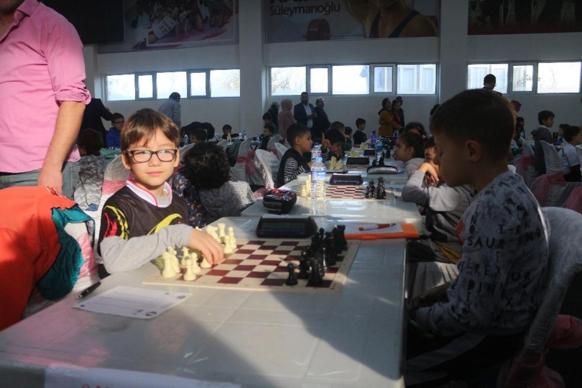 200 sporcu birbirini mat etmek i&ccedil;in yarıştı