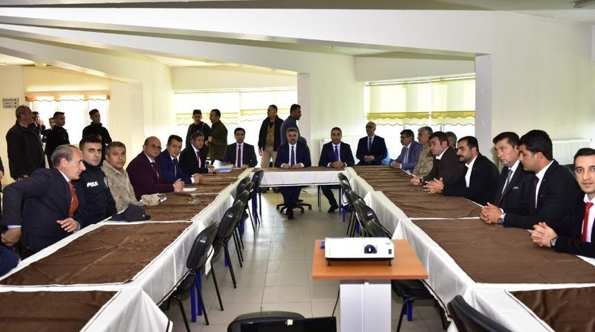 Vali Baruş, Doğanyol&rsquo;da muhtarlarla buluştu