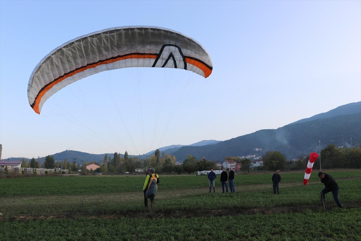 Yama&ccedil; paraş&uuml;t&uuml;yle mesafelere meydan okuyorlar